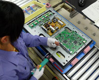 次に、EIZOの別工場で製造された電源基板とメイン基板を取付けます。