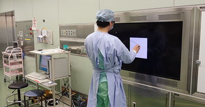 EIZOスタッフが手術室の大型モニター定期点検中
