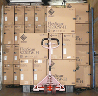 梱包が終わった製品はトラックに積み込まれ、ユーザーの元へと出荷されていきます。