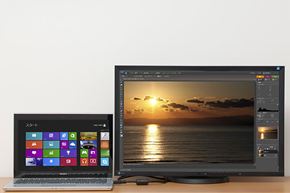 ソニーのタッチパネル搭載13.3型Ultrabook「VAIO Tシリーズ13」（SVT13139CJS）にWindows 8スタイルUI、FlexScan EV2436W-FSにデスクトップUIを表示した例