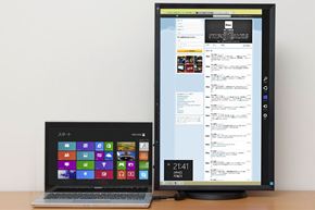 FlexScan EV2436W-FSの縦回転機能を利用し、外付けディスプレイで縦長のWebページやSNSのタイムライン、文書の一覧性を高めるといった使い方も可能だ