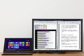 ソニーのタッチパネル搭載11.6型ハイブリッドPC「VAIO Duo 11」（SVD11229CJB）にWindows 8スタイルUI、FlexScan EV2436W-FSにデスクトップUIを表示した例