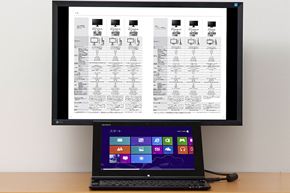 小型でタッチ対応のVAIO Duo 11を手前に置き、高さ調整の範囲が広いFlexScan EV2436W-FSの画面を上まで持ち上げ、縦位置での2画面構成にして使うのも便利だ