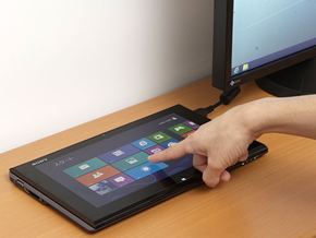 VAIO Duo 11は液晶ディスプレイを閉じた状態でタブレット形状になるため、Windows 8スタイルUIはタブレット感覚でタッチ操作