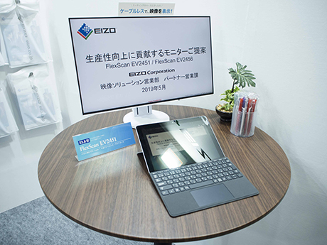 EV2451（23.8型フルHDのフレームレスモニター）にミラーキャスト機器（Microsoft Display Adapter）を接続して、ノートPCと無線接続！