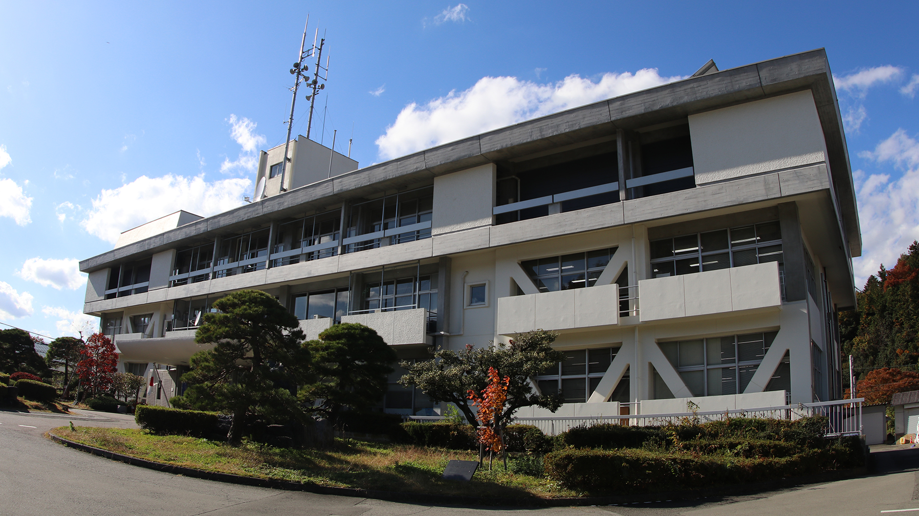 山梨県都留市役所