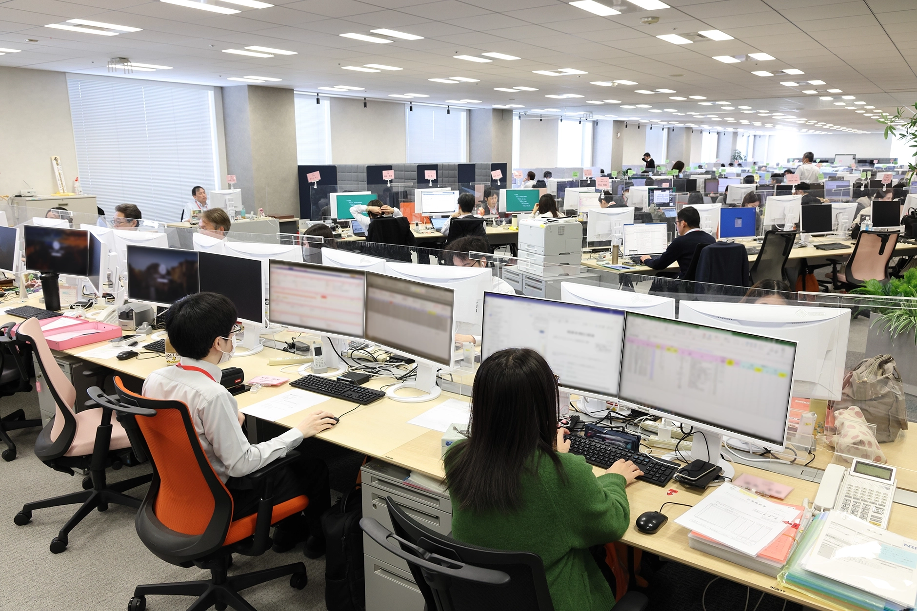 660台のEIZOモニターが、バックオフィスの業務効率化とオフィスの美観の向上に大きく貢献