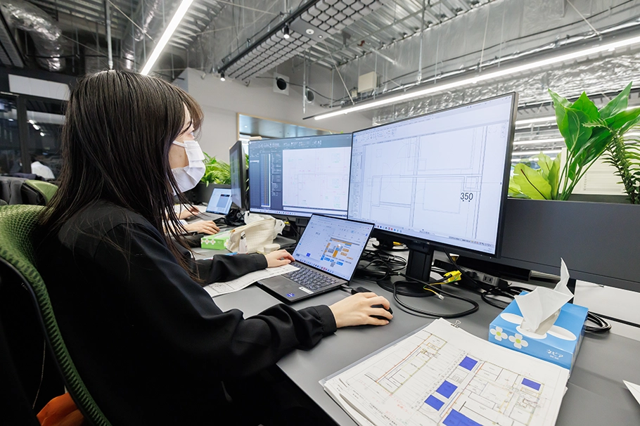 広い可動域で、業務内容に合わせてモニターの画面位置を調整