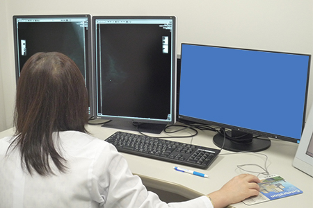 婦人科診察室：医用画像表示用のGX550（左）と電子カルテ表示用のEV2450（右）